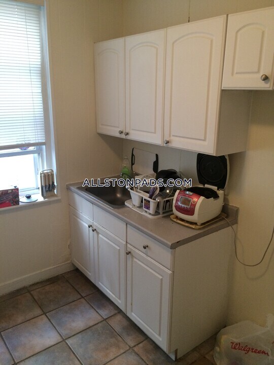 5 Barrows St in Boston, MA - Building Photo