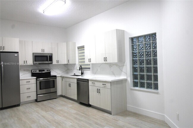 16223 Emerald Cove Rd in Weston, FL - Building Photo - Building Photo