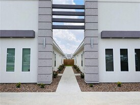 11 West Dr in Edinburg, TX - Building Photo