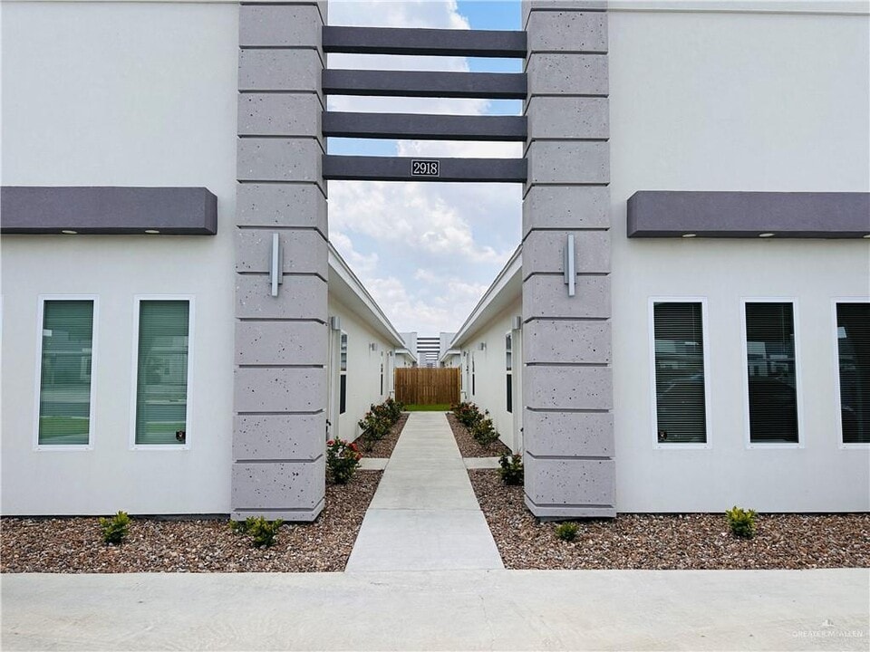 11 West Dr in Edinburg, TX - Building Photo