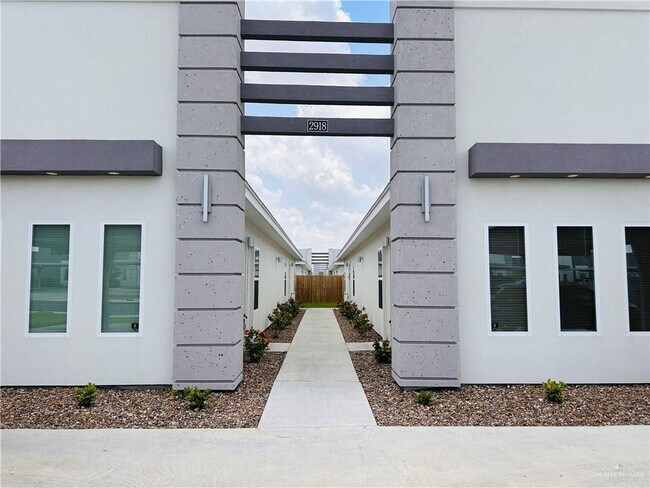 property at 2918 W Driftwood St