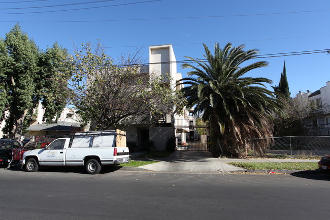 7320 Eton Ave in Canoga Park, CA - Foto de edificio - Building Photo