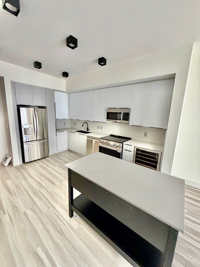 18631 NE 25th Pl, Unit 601 in Miami, FL - Building Photo - Building Photo