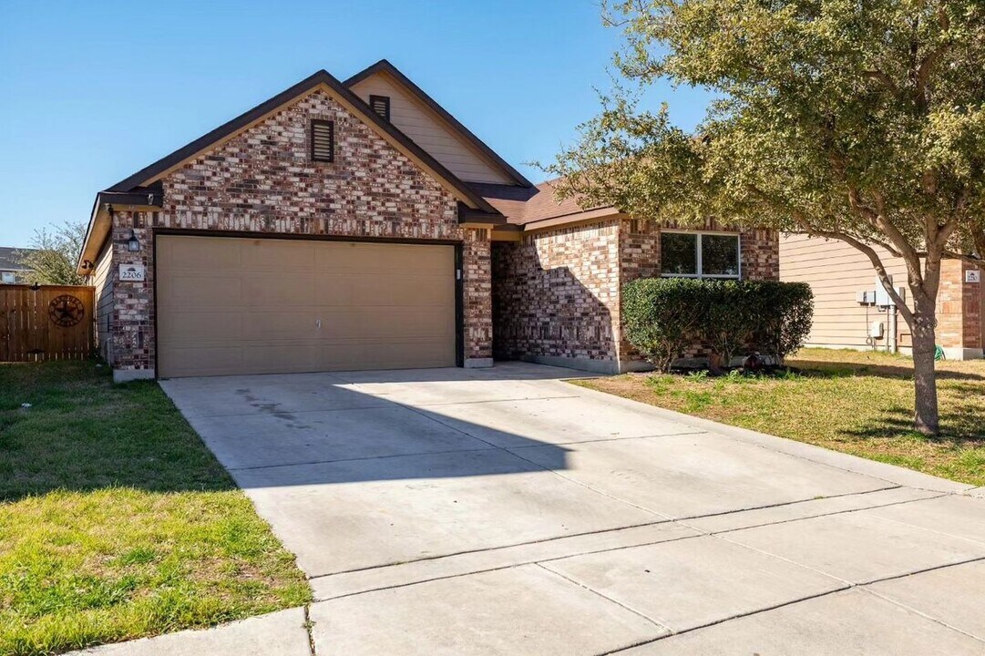 2206 Flora Vista in San Antonio, TX - Building Photo