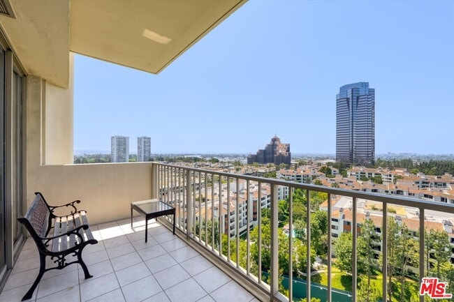 2170 W Century Dr in Los Angeles, CA - Building Photo - Building Photo