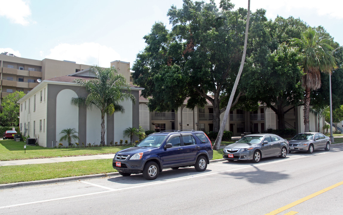 Amber Oaks Apartments in Tampa, FL - Building Photo