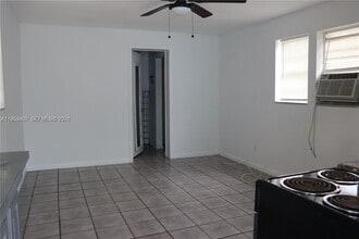 5743 Lincoln St in Hollywood, FL - Building Photo - Building Photo