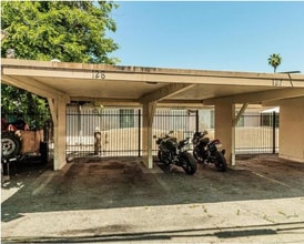 1715 W Clinton Ave in Fresno, CA - Foto de edificio - Building Photo