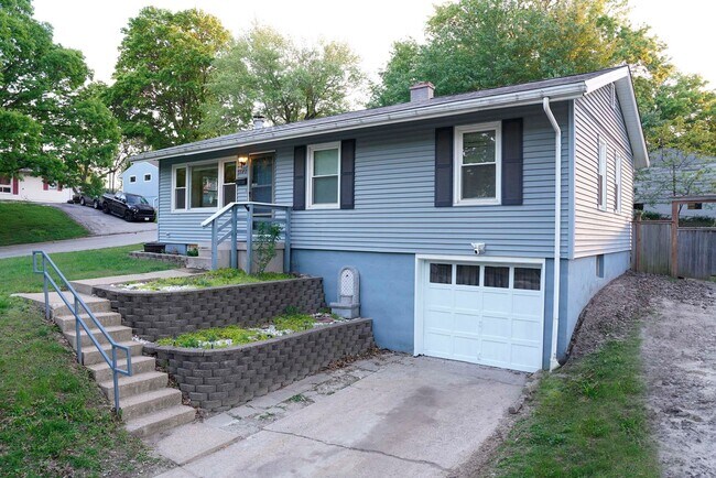 property at 5540 N Garfield Ave