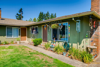 Holladay Apartments in Canby, OR - Building Photo - Building Photo