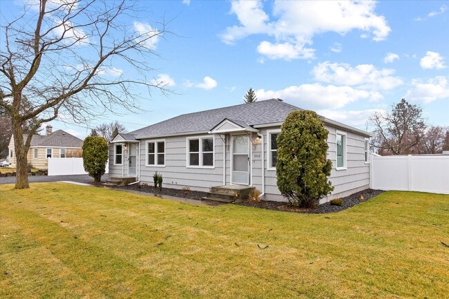 10112 E Broadway Ave in Spokane Valley, WA - Building Photo - Building Photo