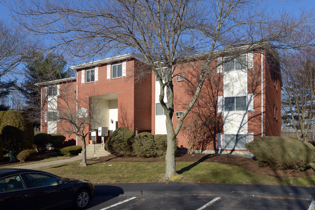 Woods Edge Condominiums in Attleboro, MA - Foto de edificio