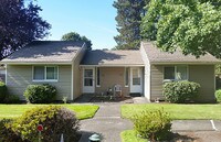 Carriage Court Apartments in Canby, OR - Foto de edificio - Building Photo