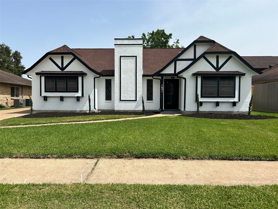 1601 Washington Dr in Deer Park, TX - Foto de edificio