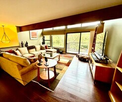 1465 E Putnam Ave in Greenwich, CT - Building Photo