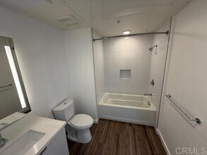 5750 Hollywood Blvd, Unit 726 in Los Angeles, CA - Building Photo - Building Photo