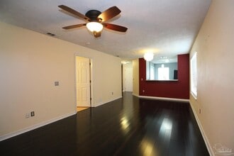 7680 Chablis Cir in Gulf Breeze, FL - Foto de edificio - Building Photo