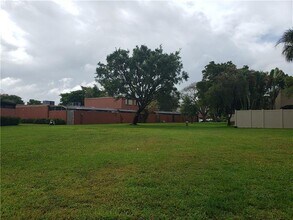 1520 Hammock Ln in Pembroke Pines, FL - Foto de edificio - Building Photo