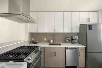 10460 Queens Blvd in Queens, NY - Building Photo - Building Photo