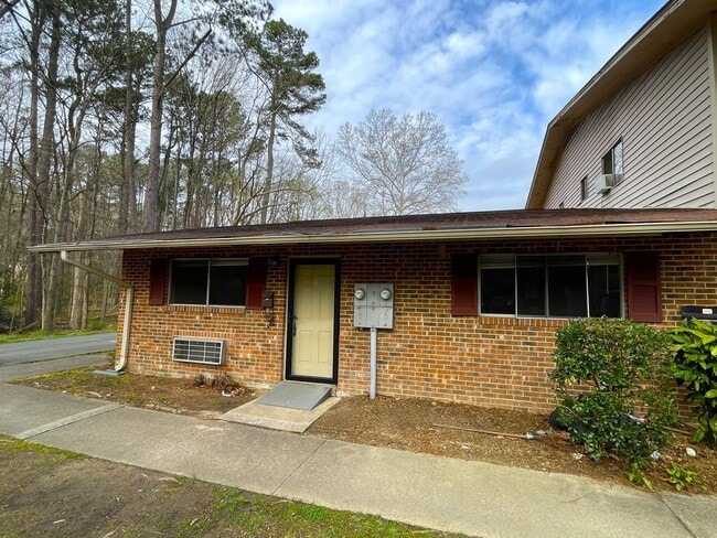 130 S Estes Dr in Chapel Hill, NC - Foto de edificio - Building Photo
