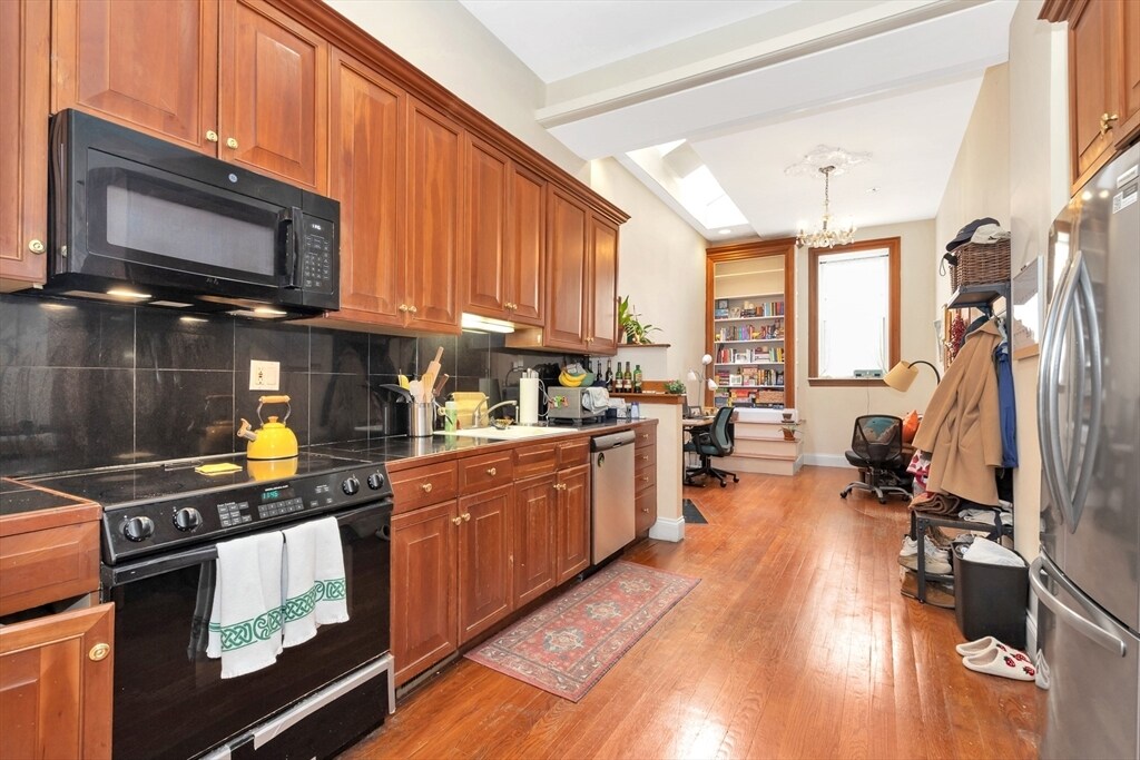 1027 Tremont St, Unit 1 in Boston, MA - Building Photo