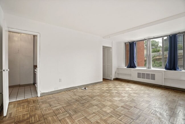 property at 1121 Arlington Blvd