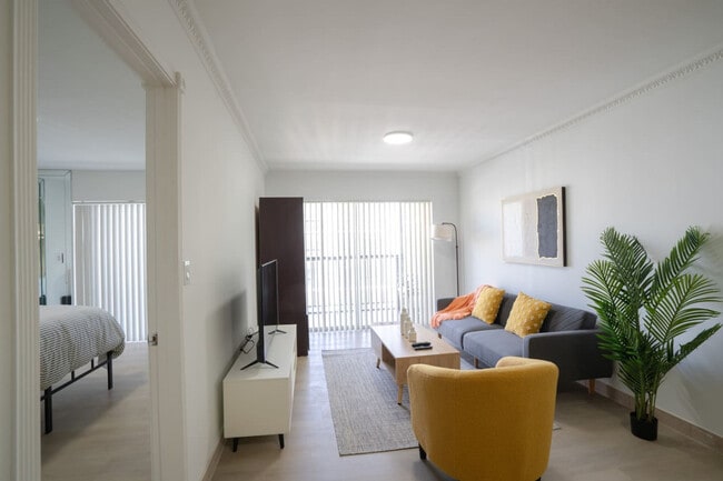 201 178th Dr in Sunny Isles Beach, FL - Foto de edificio - Building Photo