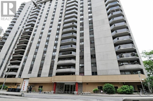 property at 470-1470 Laurier Ave W