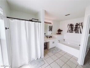 5226 SW 17th Pl in Cape Coral, FL - Foto de edificio - Building Photo