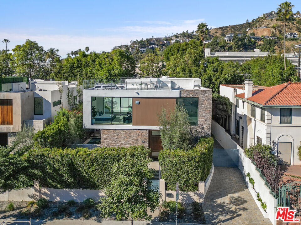 1621 N Fairfax Ave in Los Angeles, CA - Building Photo