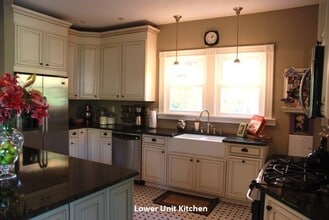 3264 N Downer Ave in Milwaukee, WI - Foto de edificio - Building Photo