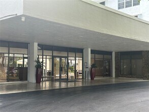 10000 W Bay Harbor Dr in Bay Harbor Islands, FL - Building Photo - Building Photo