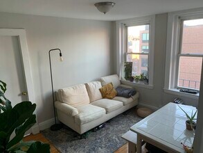 222 Hanover St, Unit 19 in Boston, MA - Foto de edificio - Building Photo