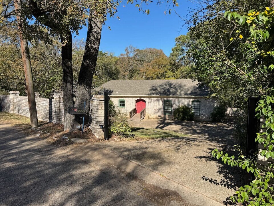 2727 Lindsey Hollow Rd in Waco, TX - Foto de edificio