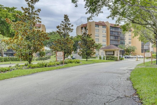 3821 Environ Blvd in Lauderhill, FL - Building Photo - Building Photo