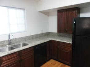 6225 Cedarwood Ave, Unit B in Las Vegas, NV - Foto de edificio - Building Photo