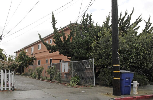 1355 Pacific Ave in San Leandro, CA - Foto de edificio - Building Photo