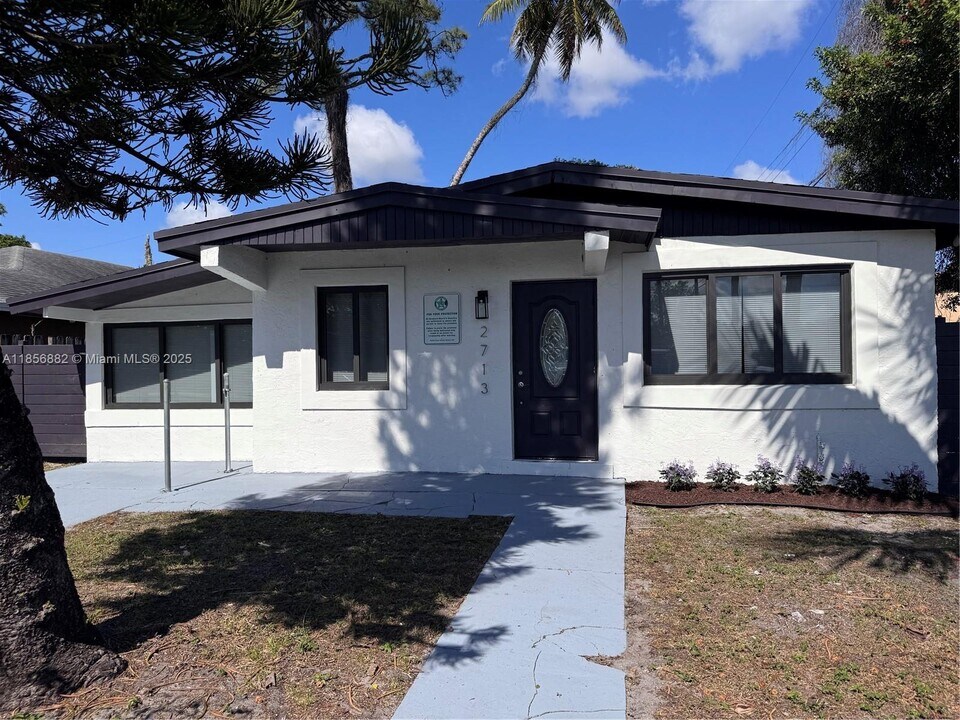 2713 NW 6th Ct in Fort Lauderdale, FL - Building Photo