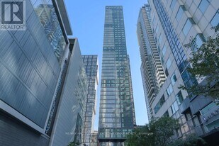 327 King St W in Toronto, ON - Building Photo