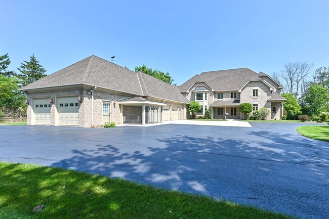 333 E Pioneer Rd in Mequon, WI - Foto de edificio - Building Photo