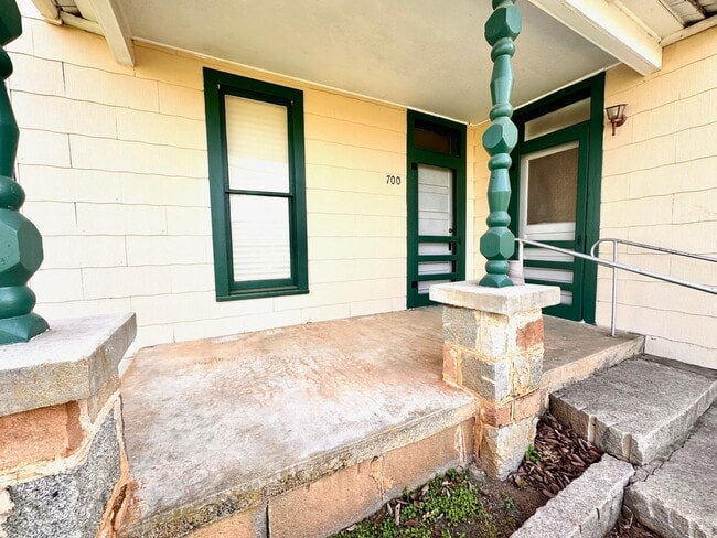 700 W Dallas St in Llano, TX - Building Photo - Building Photo