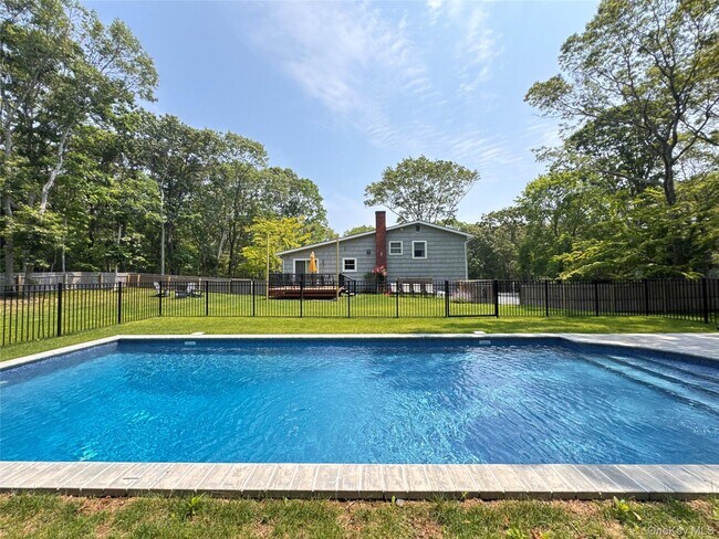 3 Debbie Trail in Hampton Bays, NY - Building Photo - Building Photo