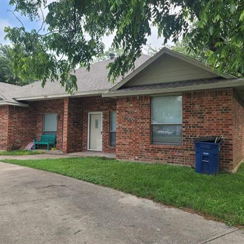 404 S Clay St in Ennis, TX - Building Photo