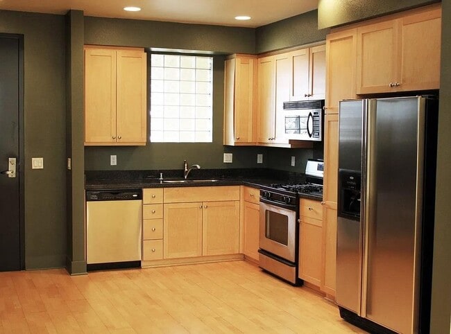 350 E Mission St in San Jose, CA - Building Photo - Building Photo