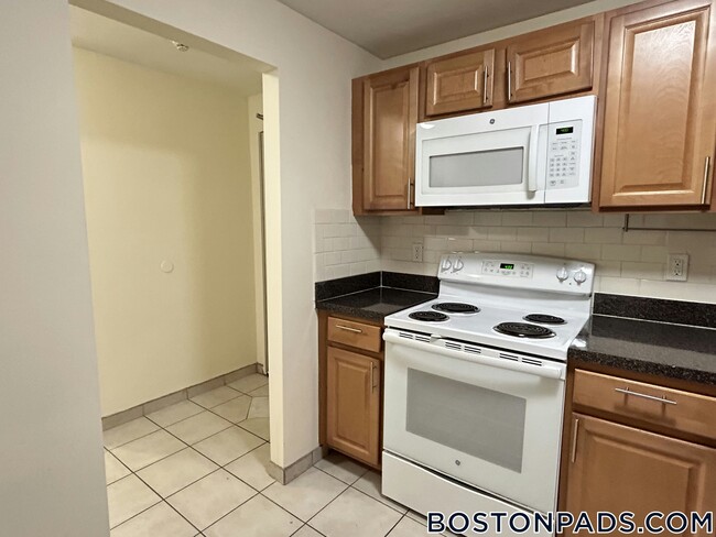 24 Whites Ave, Unit 45 in Watertown, MA - Foto de edificio - Building Photo