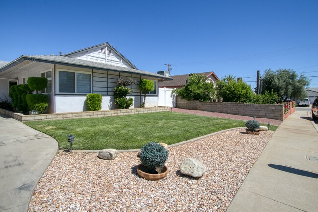 1034 Thompson Ave N in Banning, CA - Foto de edificio - Building Photo