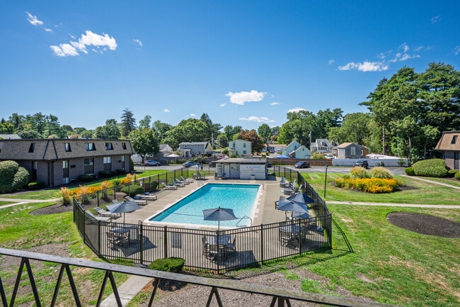 ReNew Taunton Apartment Collection in Taunton, MA - Foto de edificio - Building Photo