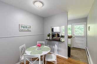 Summit and Birch Hill Apartments in Farmington, CT - Foto de edificio - Interior Photo
