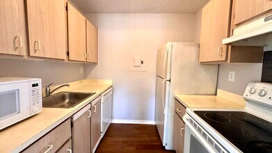 1089 Benoist Farms Rd, Unit 201 in West Palm Beach, FL - Building Photo - Building Photo