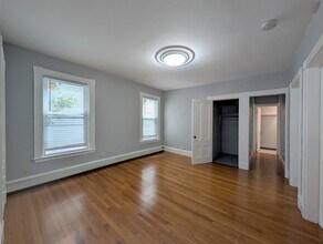 322 Beacon St, Unit 2 in Somerville, MA - Building Photo - Building Photo